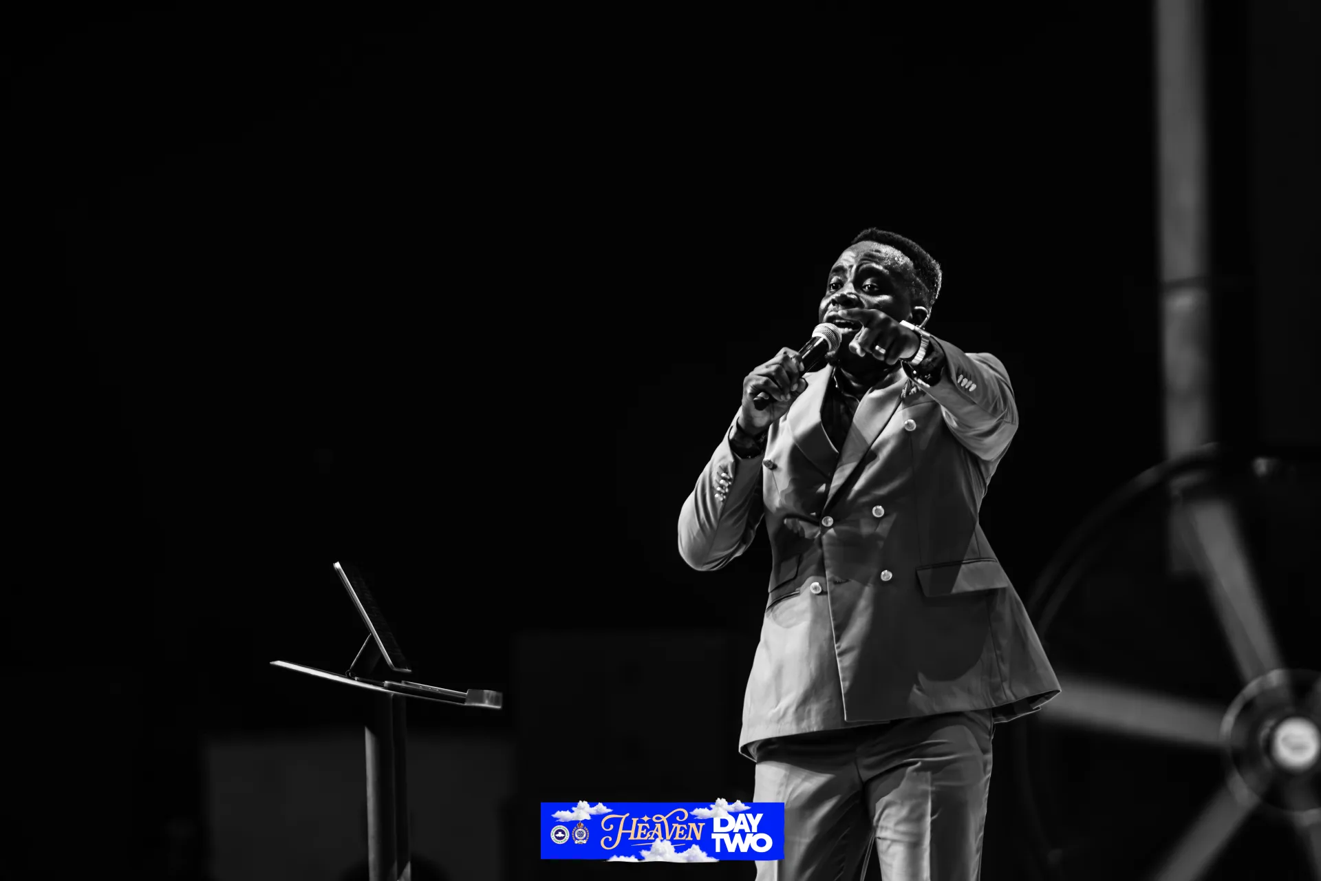 Pastor Daniel Olawande addressing young people