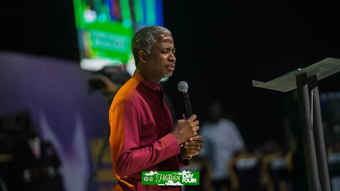Pastor Kola Oyeneyin praying during his Day Four session