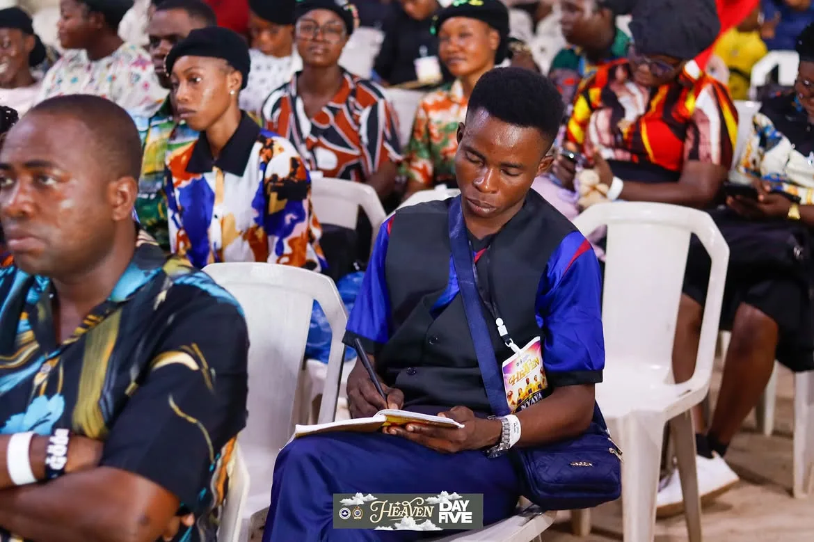 Attendees responding during Pastor Soberekon Omininite’s session