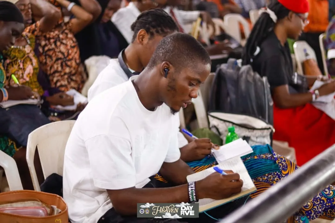 Attendees responding during Pastor Soberekon Omininite’s session